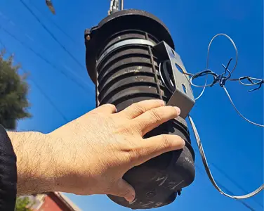 caja de fibra óptica colgando a baja altura en Pudahuel; mano indicando altura).