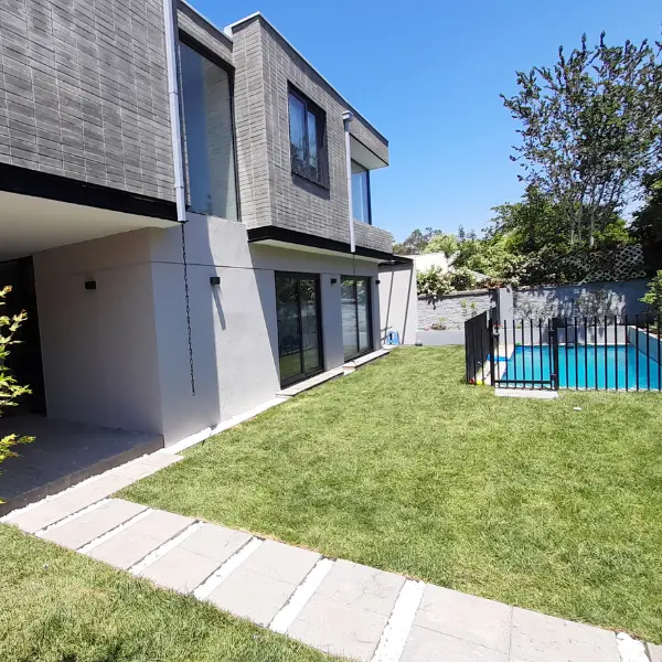 Área verde y piscina con instalación eléctrica certificada en Lo Barnechea