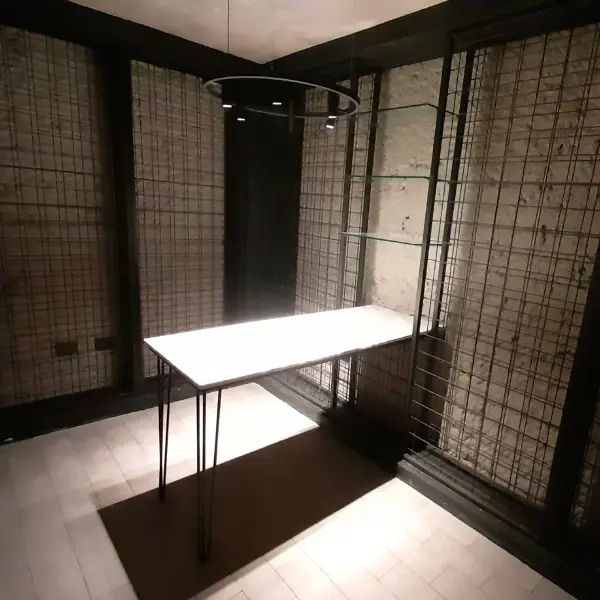 Cava de vinos antes de instalación eléctrica premium - iluminación pobre