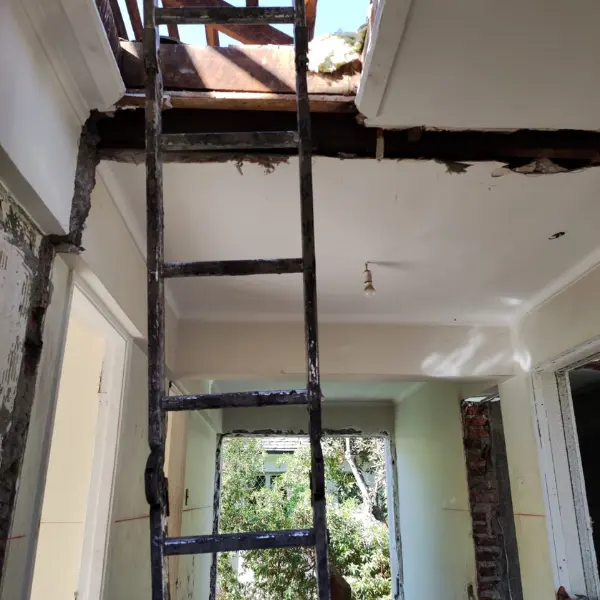 Desmontaje de estructuras y del cableado eléctrico antiguo en obra de Lo Barnechea.