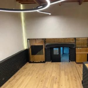 Detalle de iluminación de acento LED en vitrina y puntos de poder discretos, Casona Andrés Bello.