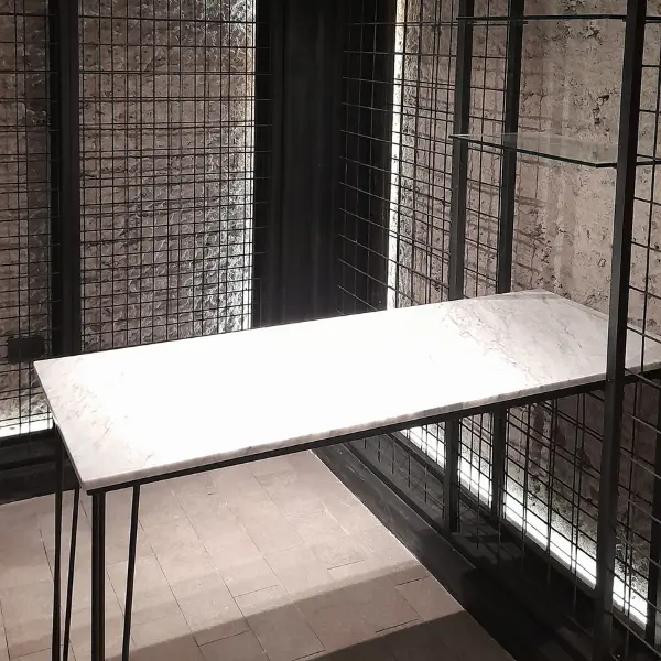 Detalle de instalación de retroiluminación LED en muro de piedra