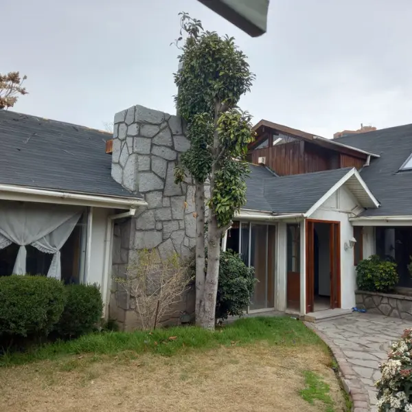 Fachada antigua de vivienda previa al proyecto eléctrico residencial en Lo Barnechea