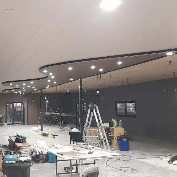 Iluminación LED encendida en techo decorativo — Proyecto Conecta Spa