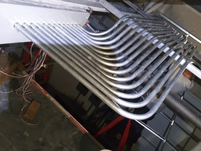 Instalación de canalizaciones EMT galvanizadas curvadas con precisión milimétrica durante proyecto eléctrico industrial en Pudahuel, cumpliendo Pliego Técnico RIC N°02.
