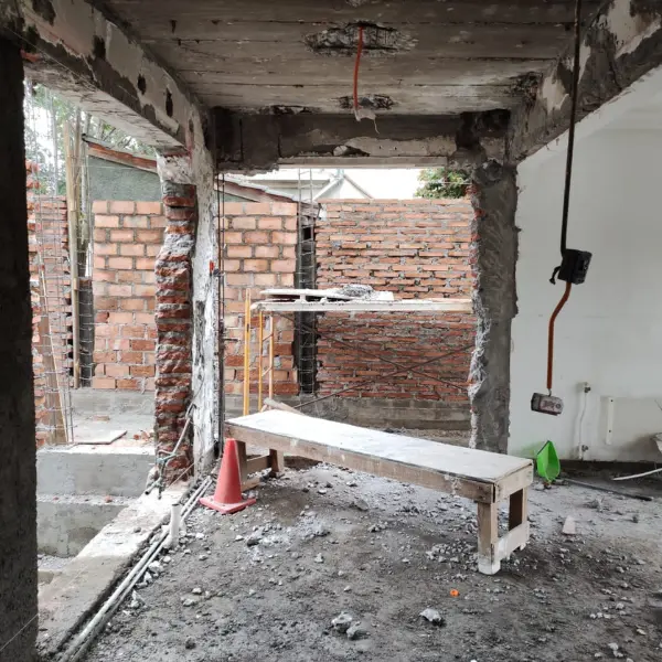 Integración de la canalización eléctrica (ductos) con la estructura de obra gruesa.