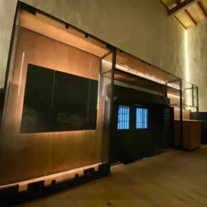 Instalación de gabinetes con iluminación LED integrada, proyecto eléctrico en Casona Andrés Bello.