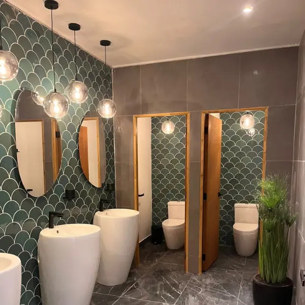 Instalación de lámparas colgantes de diseño en local comercial en Providencia.