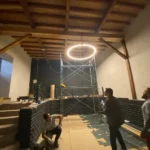 Instalación de luminarias LED decorativas circulares en techo de madera, realizada por Horma Electricidad en Casona Andrés Bello. Las condes