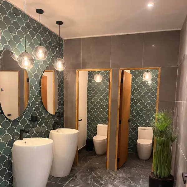 Instalación de puntos de luz y lámparas globo en baño moderno.