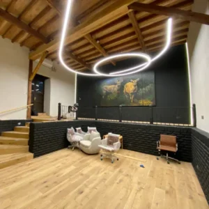 Instalación eléctrica de luminaria LED decorativa en techo de vigas de madera, Casona Andrés Bello UNAB.