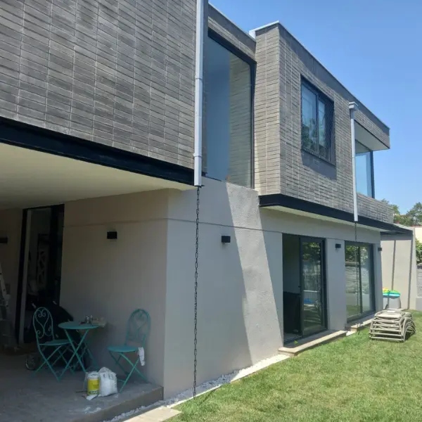 Instalación eléctrica terminada en casa moderna con eficiencia energética