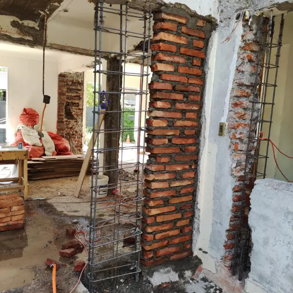 Integración de la canalización eléctrica (ductos) con la estructura de obra gruesa.