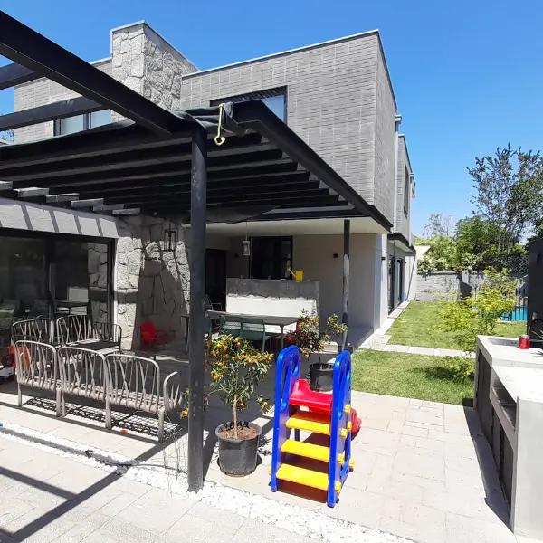 Patio y terraza de casa moderna con instalación eléctrica segura en Lo Barnechea