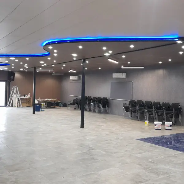 Proyecto de iluminación LED terminado en salón de eventos — Horma Electricidad