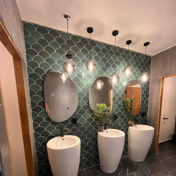 Proyecto de remodelación eléctrica en baños de local en Providencia.