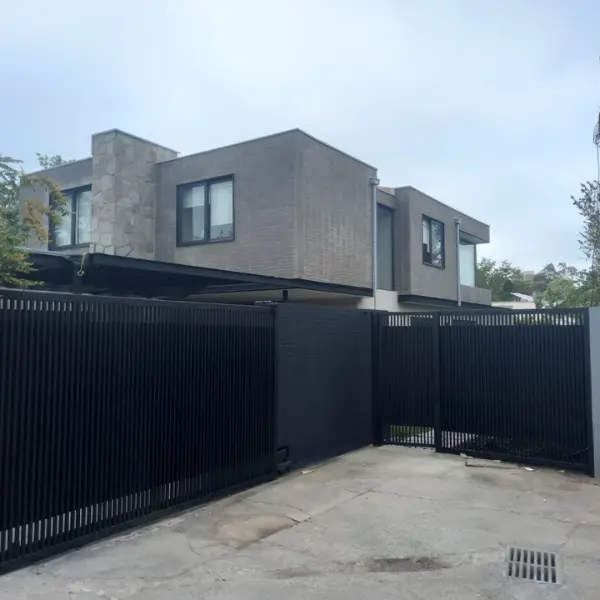 Proyecto eléctrico residencial finalizado en vivienda contemporánea de Lo Barnechea