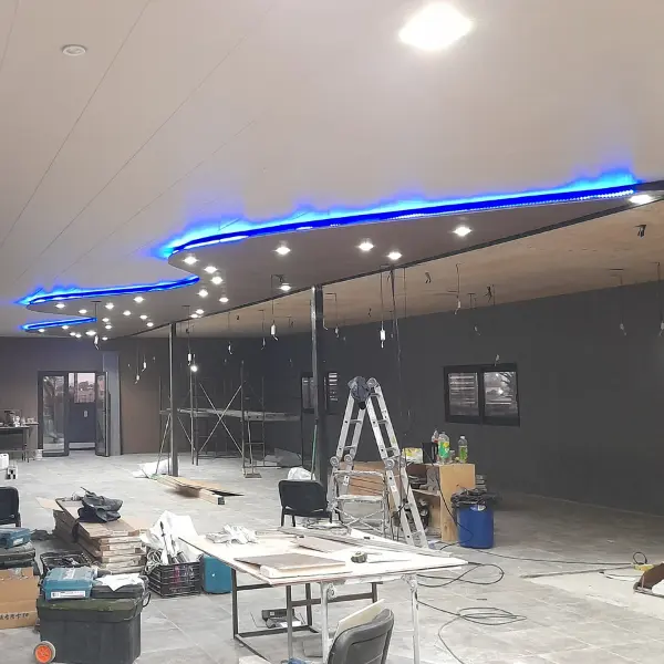 Pruebas de iluminación LED azul en cielo falso — Conecta Spa