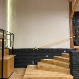 Puntos eléctricos y luz LED vertical en escaleras de diseño de la Casona Andrés Bello, Las Condes.