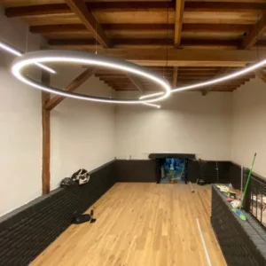 Resultado final Iluminación escultural LED y canalización oculta de Horma Electricidad en Casona Andrés Bello.