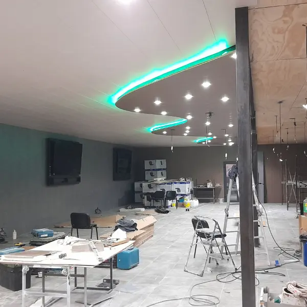 Sistema lumínico con luces LED verdes en salón de eventos — Horma Electricidad