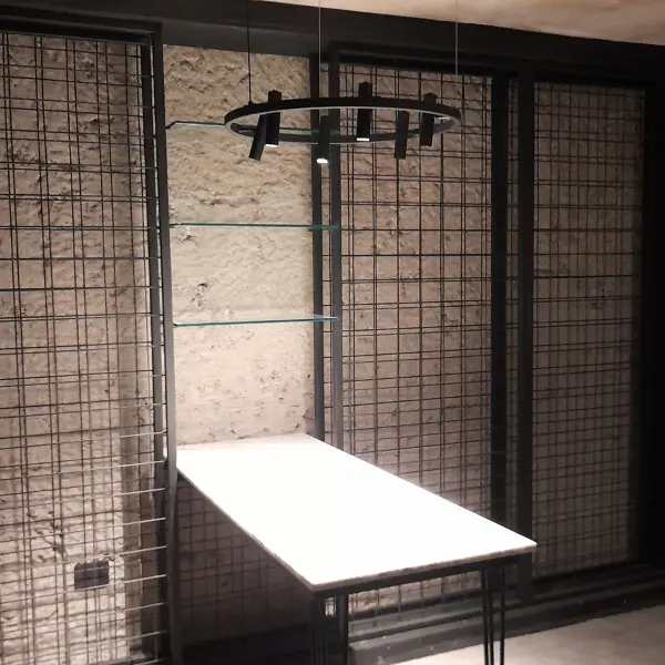 Sótano antes de instalación eléctrica para cava de vinos en Vitacura