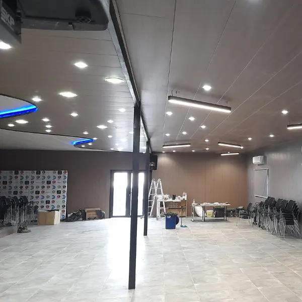 Vista lateral del salón iluminado con aires acondicionados instalados — Horma Electricidad