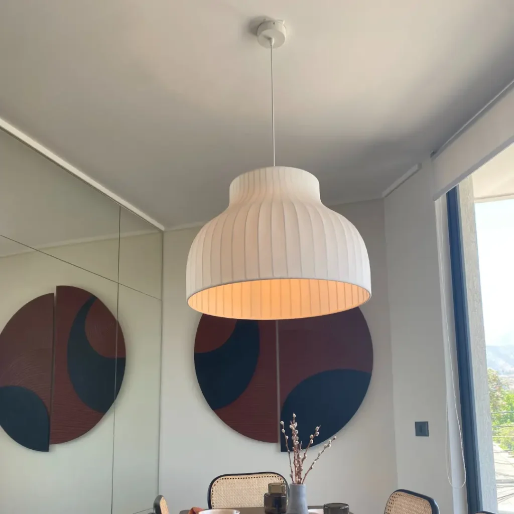 Instalación de luminaria colgante decorativa en comedor de vivienda residencial en Lo Barnechea