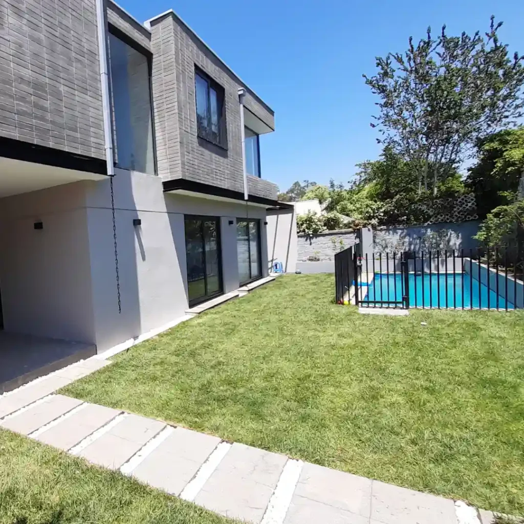 Instalación de lámparas colgantes decorativas en cocina moderna realizada en proyecto eléctrico residencial en Lo Barnechea