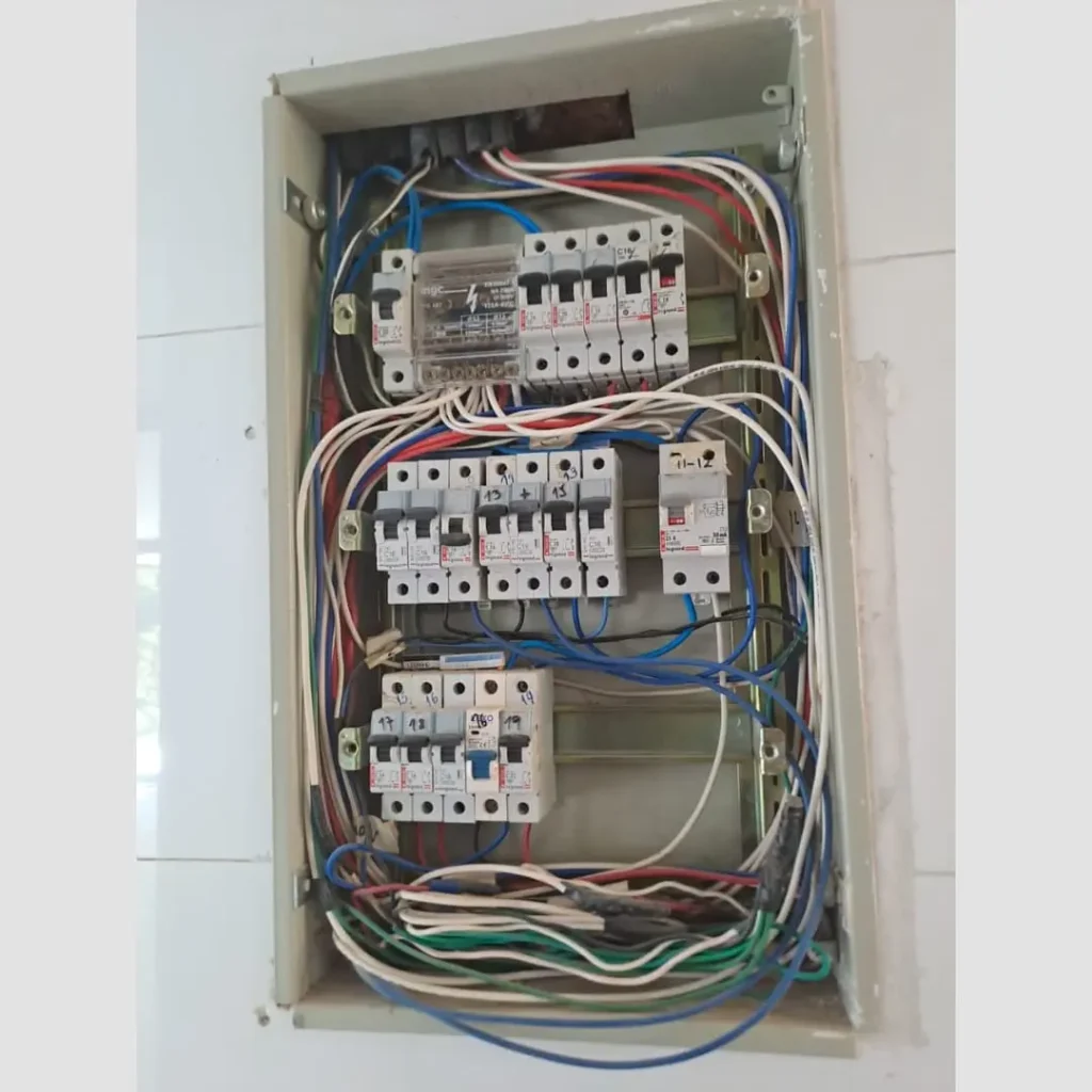 Tablero eléctrico original en vivienda de Lo Barnechea antes de la ampliación y reordenamiento de circuitos