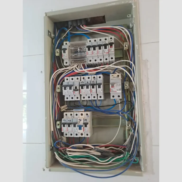 Tablero eléctrico original en vivienda de Lo Barnechea antes de la ampliación y reordenamiento de circuitos