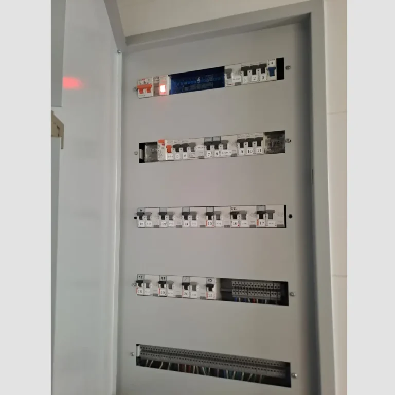 Tablero eléctrico ampliado y ordenado en Lo Barnechea con nuevas protecciones y circuitos distribuidos