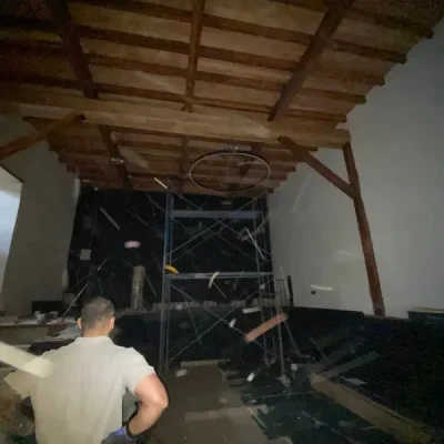 Instalación eléctrica en proceso de cableado y canalización oculta en techo de madera de casona antigua.